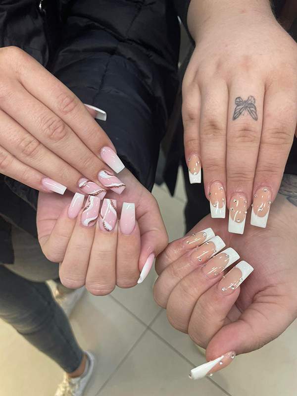 Pose de vernis coloré avec motifs Paris