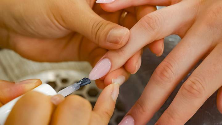 Pose de vernis, manucure et nail art